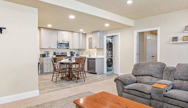 Beautiful Cedar Hills apartment at the base of Majestic Mount and Mt Timpanogos
