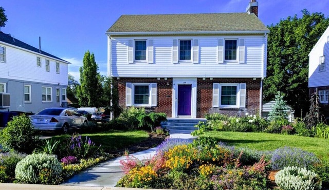 Beautiful home 5 houses from the Canyon and walking distance to Downtown