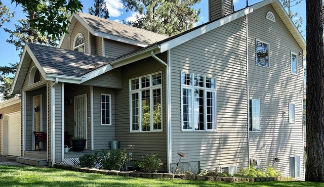 Beautiful Lakefront Retreat in Carlin Bay