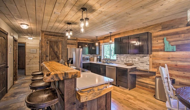 Beautiful Mccall Cabin: Perfect for Families!