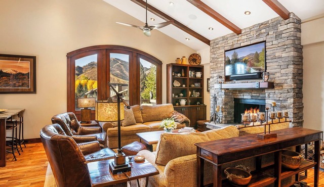 Beautiful Sun Valley Lodge II Penthouse, sleeps 8 with amazing views of Baldy