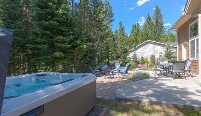 Beautifully furnished home w/private hot tub, shuffle board and fooze bal