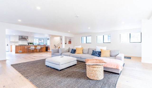 Bellevue Oasis with 6 BR Haven & Pool!
