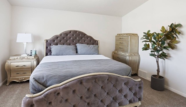 Best Location Private Home w Spa+Gazebo+Huge Full Fenced Yard+Pets Ok+Fiber Wifi