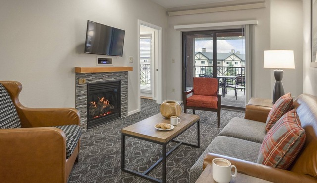 BEST LOCATION! Updated Condo with Full Kitchen and Resort Amenities