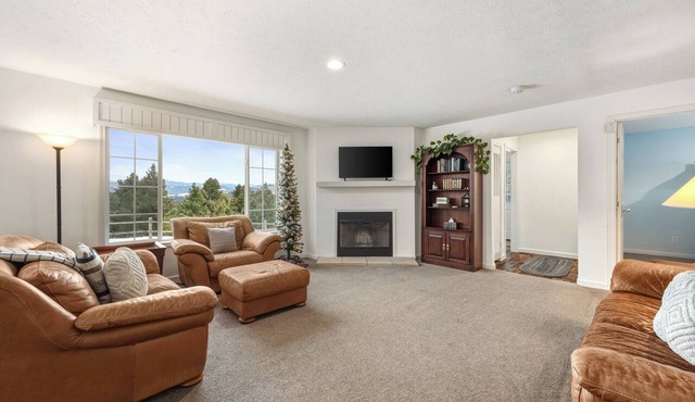 BIG Montana Views - Remote Home