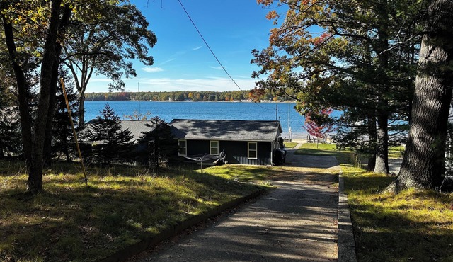 Big Star Lake Waterfront 4-bedroom cottage in Baldwin