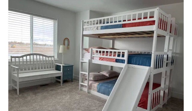 Brand New Clean & Cozy Townhouse For Your Getaway!
