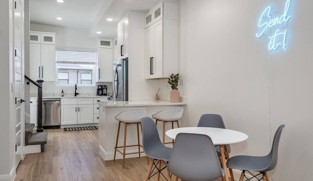 Brand New Townhome in the heart of Eden! Free Wifi, Free Parking