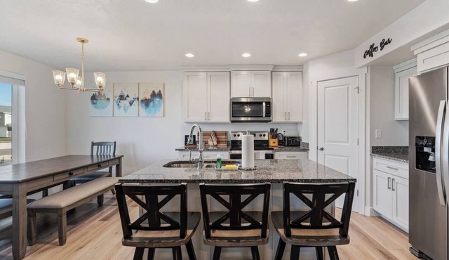 Brando Villa - Near Marina, Walk to Shops, Fire Pit, Gaming & AC!