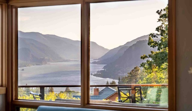 Breathtaking Views of Mt. Hood and Columbia Gorge, Huge Deck, Shuffleboard, Ping Pong, Trampoline in White Salmon