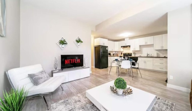 Bright Spacious Suite - King Bed - Long Stays - WiFi in Edmonton