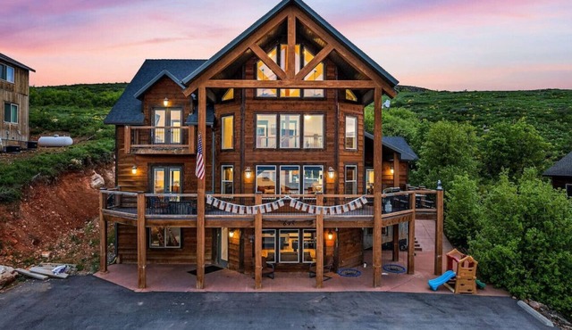 Burly Bear | Sleeps 34, Hot Tub, Sauna, Games, Tennis, Pool & More!