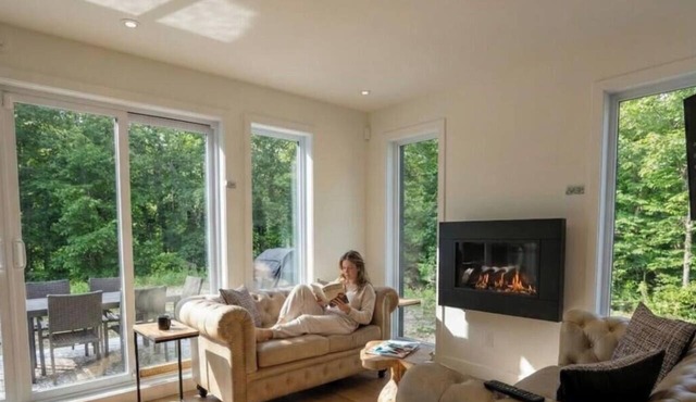 Private Spa| Hiking | Skiing | Mini Chalet Élios in Argenteuil Regional County Municipality