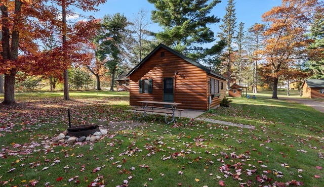 Cabin #5 - Half Moon Resort in Emily