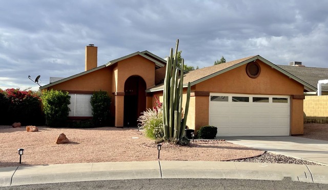 Cactus Oasis -Cheerful 3 bedroom family home with heated pool. in Phoenix