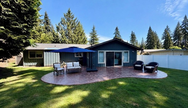 Careys Refuge - Family Retreat with Huge Fenced Yard in Bothell