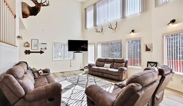 Cascade Cabin Mountain Getaway with Private Beach in Cascade