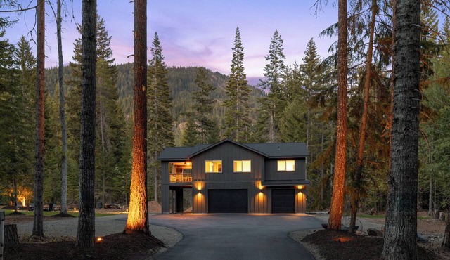 Cascade mountain getaway with direct dirt bike & ATV trail access & hot tub