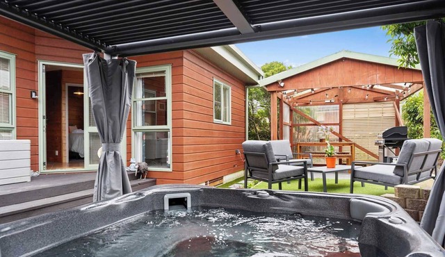 Cedar View - Spa Pool, Near Skyline, Sleeps 4 in Rotorua