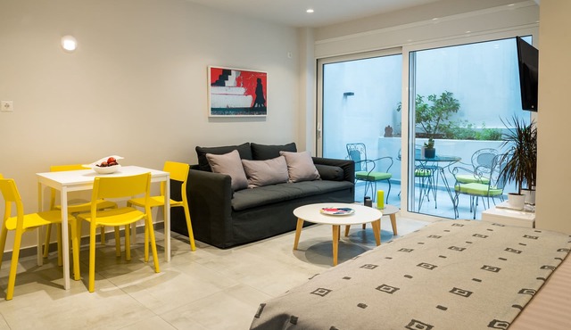 Central Cozy Studio with a Secret Garden in Athina