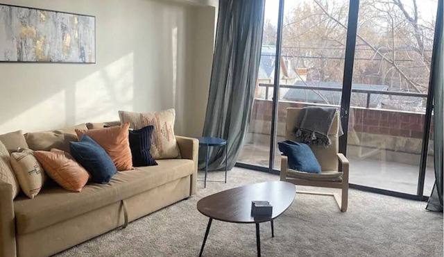 Charming 1 Bed Condo, Only 15 Minute Walk to Downtown