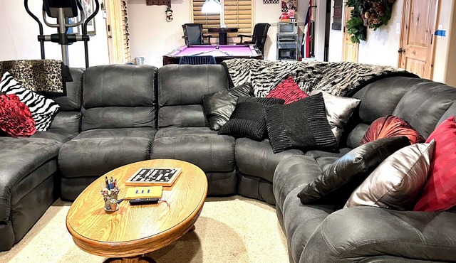 Charming 1 bedroom basement with WiFi kitchenette, pool table in peaceful Murray in Murray