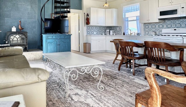 Charming 2-bedroom Converted Schoolhouse with AC in Paradise Valley