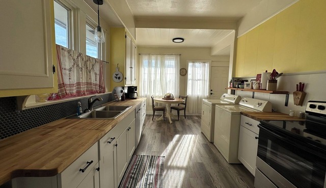 Charming 2-bedroom house in welcoming Klamath Falls with WiFi, AC in Klamath Falls