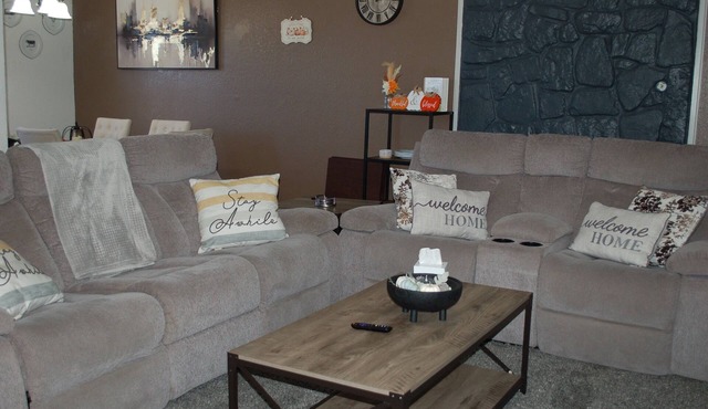 Charming 2-bedroom condo in pleasant Norman with WiFi, AC, and private parking in Norman