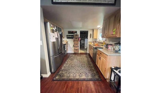 Charming 2-bedroom house with a view, attached garage and all the amenities.