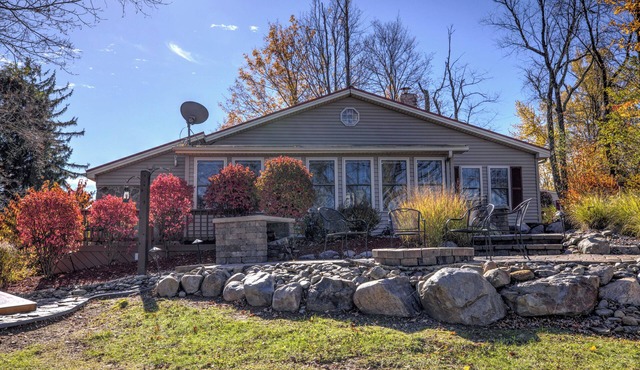 Charming 2-bedroom lake front property that is family friendly. in Lisbon