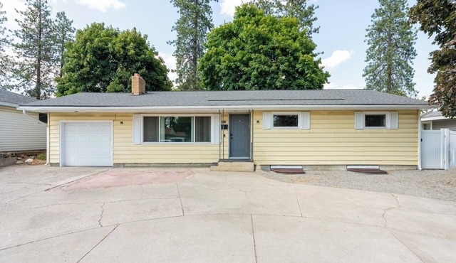 Charming 3-bedroom house in terrific Spokane with WiFi, AC and a large back yard in Spokane