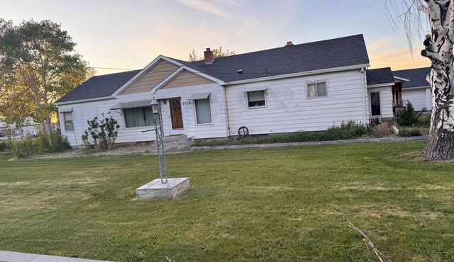 Charming 3-bedroom house with huge backyard! Great place to relax!