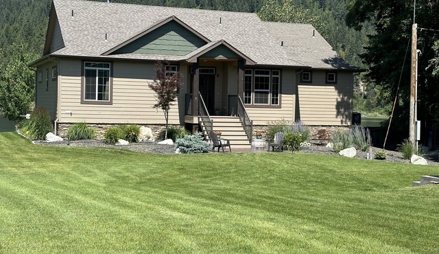 Charming 3-bedroom house on the river ready for fun in the sun. in Cusick
