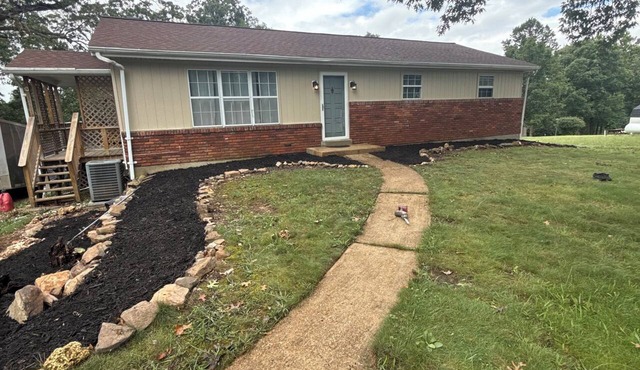 Charming 5 bedroom house in serene Bourbon with AC and fenced in yard in Bourbon