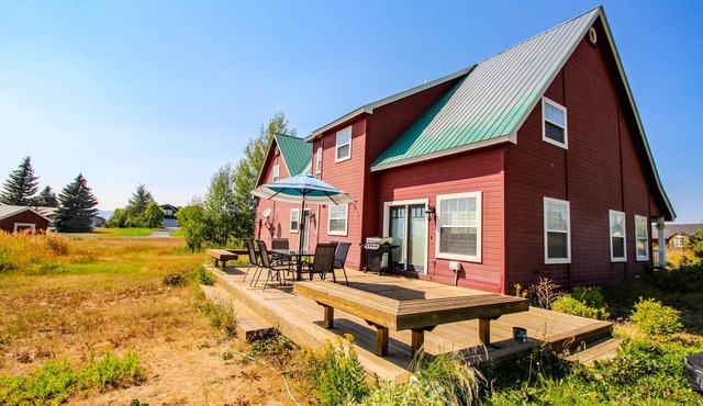 Charming and spacious country home with furnished back deck and mountain view in McCall