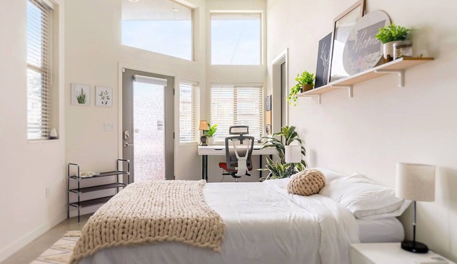 Charming Ballard studio with a movie projector in Seattle