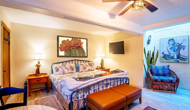 Charming Basement Studio Guesthouse - 2 Blocks from UofA in Tucson