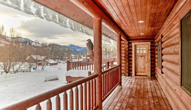 Charming Bedford Cabin w/Private Hot Tub!