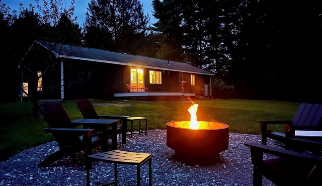 Charming Berkshire Bungalow: Deck, Firepit, Stargazing in Egremont