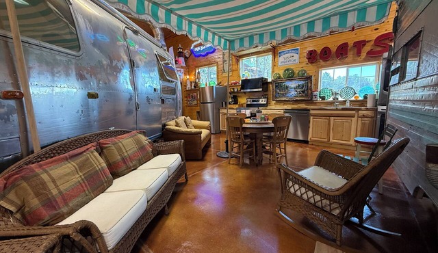 Charming Boatbarn Glamping Modern Amenities