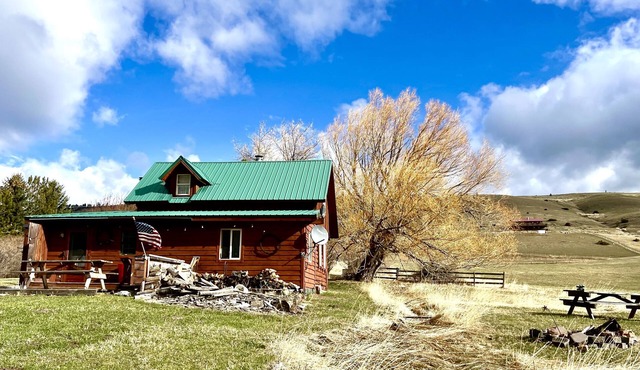 Charming Cabin overlooking Beautiful Mountains. Watch the horses off the deck!