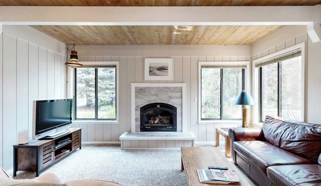 Charming condo with WiFi, deck, fireplace, shared pool, hot-tub, and sauna
