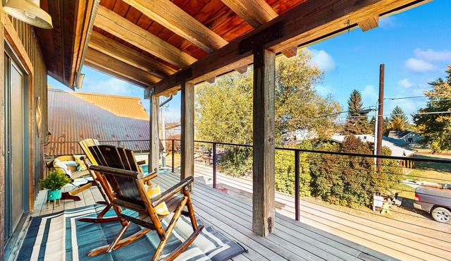 Charming country cottage with arcade game and easy access to skiing, and hiking.