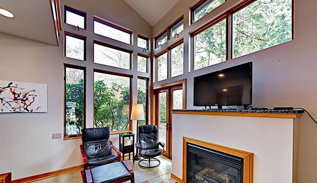 Charming downtown townhouse with fireplace & patio - walk to farmers' market in Bainbridge Island