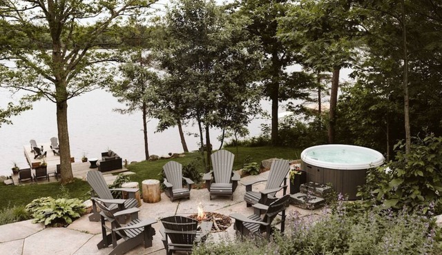 Charming Four Seasons Lake Front Renovated Cottage in Bala, Moon River Muskoka in Bala