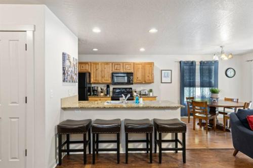 Charming home w/Fenced Yard On Quiet Street (98)