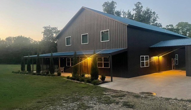 Charming Rustic/Modern Barndominium with HotTub near MW City, Tinker AFB, and OU in Oklahoma City