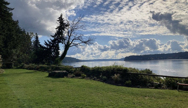 Charming Secluded Bainbridge Waterfront Cottage near Battle Point